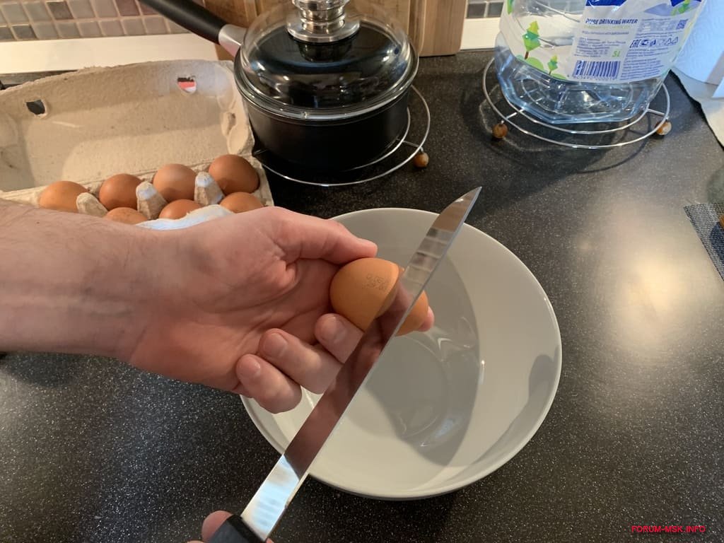 Как правильно разбивать яйца. Разбить яйцо ножом. Ножиком разбиваем яйца. Лопатка для разбиения яиц. Приспособление для разбивания яиц.