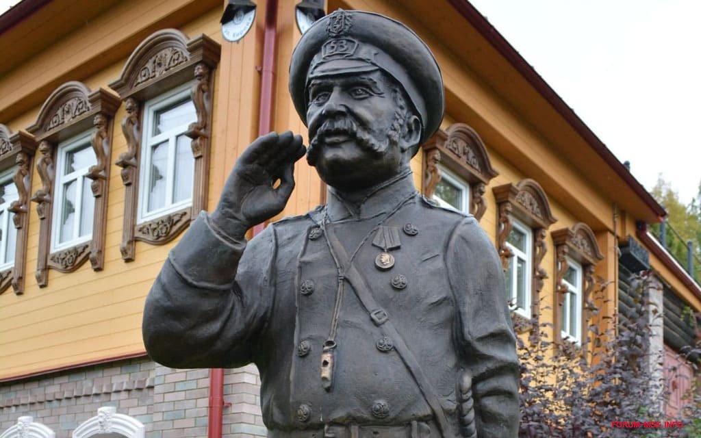 Городовой произведение. Памятник городовому в Плесе. Острижнов Владимир скульптор. Скульптура боцмана в Плесе. Скульптура городовой.