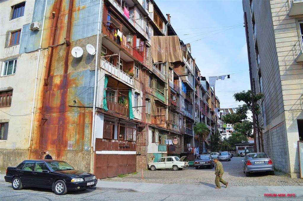 Большая жилплощадь. Грузия Тбилиси трущобы. Тбилиси балконы самострой. Батуми разруха. Батуми самострой.