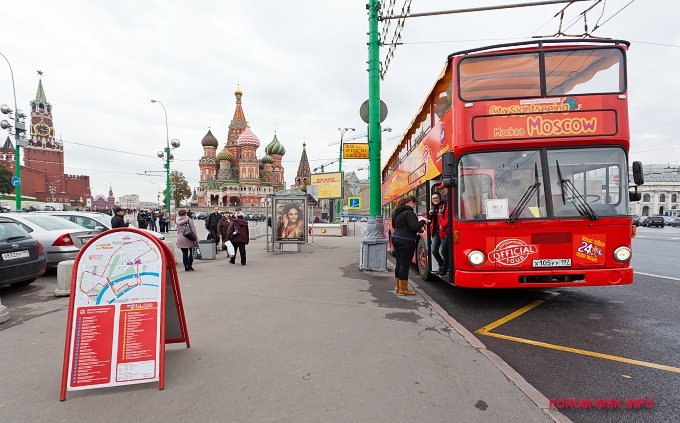 Тур в москву на 5 дней. Троллейбус красная площадь Москва. Остановка Московская площадь. Красная остановка. Красный транспорт.