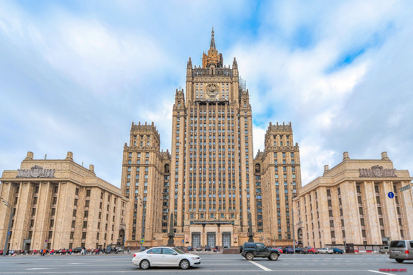 Высотки москвы сталинские. Высотка на Кудринской набережной. Сталинские высотки в Москве. Архитектура Москвы сталинские высотки. 8 Сталинская высотка.