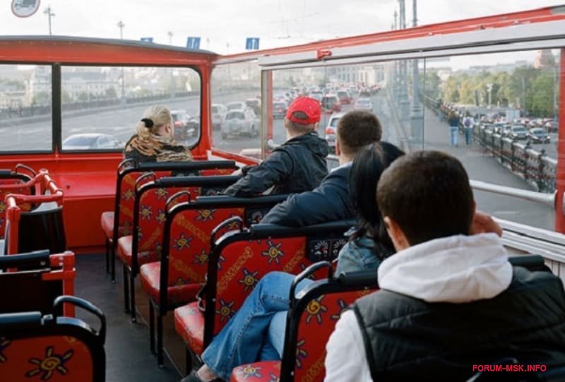 Автобусные экскурсии по москве от красной. Двухэтажный экскурсионный автобус. Экскурсионный автобус по Москве. Двухэтажный автобус с открытым верхом. Красный экскурсионный автобус.